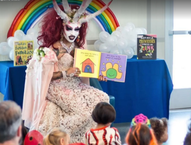 Demonische transseksueel/drag-queen clown leest voor aan kleine kinderen!
